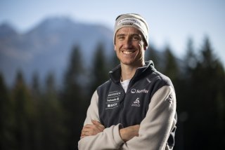 Der Schweizer Langlaeufer Candide Pralong posiert fuer ein Portrait bei einem Medientreffen von Swiss Ski, am Montag, 11. November 2024, in der Biathlon Arena in Lenzerheide. (KEYSTONE/Gian Ehrenzeller)