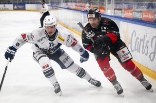 Loïc In-Albon (en blanc à gauche) et le HC La Chaux-de-Fonds partiront logiquement favoris ce mercredi soir au Forum.