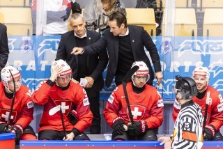 Jan Cadieux (à gauche) remplacera Patrick Fischer (à droite) à la tête de l'équipe de Suisse.