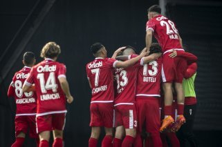 Les joueurs du FC Sion célèbrent le but de Rrudhani, après avoir touché trois fois les montants face à GC.