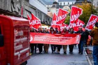 Les membres du syndicat Unia ont manifesté dans la rue, lors du 5e congres ordinaire du syndicat Unia, ce jeudi à Brigue