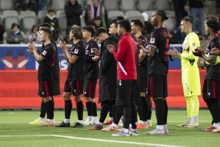 Les joueurs du FC Sion saluent leurs supporters après la défaite concédée à Thoune samedi soir.