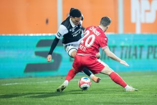 Nias Hefti face à Yanis Cimignani, auteur d'un magnifique coup-franc à la 29e minute.