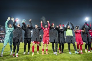 Les joueurs du FC Sion célèbrent leur qualification avec les supporters présents au Brügglifeld. D'autres ont vibré depuis la Fan Zone du Collectif Tourbillon à Sion.