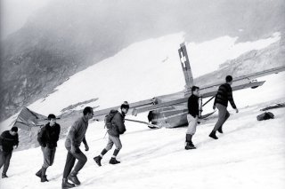 Les passagers du vol après le crash de l'avion sur le glacier du Wildhorn.