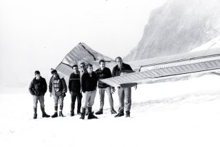 Les rescapés du vol posent pour la photo après le crash sur le glacier du Wildhorn. De gauche à droite : Gino Travelletti, Georgy Dussex, Joseph Rey, Pierre Gutknecht, Marcel Savioz, Heinz Traschel et Bruno Bagnoud.