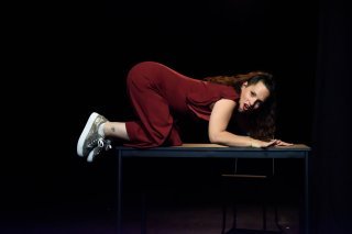 La comédienne Giliane Bussy présente son spectacle "C'est dans votre tête Mademoiselle" à l'Indocile à Sion les 23, 24 et 25 janvier 2026.