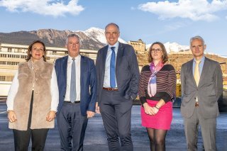 L’édition 2025 a marqué la fin de la présidence de Christophe Darbellay, conseiller d’État valaisan, et le passage de relais à Martial Saddier (deuxième depuis la gauche), Président du Département de la Haute-Savoie, conformément à l’alternance institutionnelle entre les membres du Conseil du Léman.