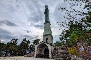 La statue du Christ-Roi et, sous son socle, la Chapelle Notre Dame du Perpétuel Secours