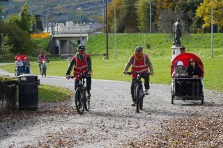 Les triporteurs de l'association "Biclou" sillonnent Martigny avec des personnes âgées.