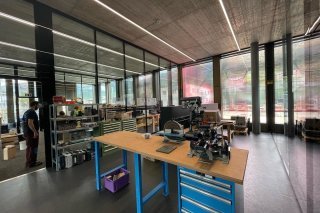 Une communauté de passionnés, qui croient en la curiosité, l’entraide et la persévérance, gravitent autour du FabLab Sion