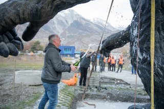 Thierry Boillat, l'un des trois entrepreneurs à l'origine du sauvetage, arrose le gorille de champagne à son arrivée.