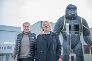 Le gorille du Botza est désormais entreposé devant la Vitrerie et Miroiterie Crettenand SA.