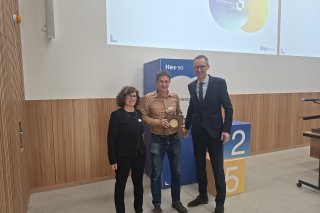 de gauche à droite : luciana Vaccaro rectrice de la HES-SO, Henning Müller et Olivier Curty Conseiller d'Etat, en charge du département de l’économie, de l’emploi et de la formation professionnelle