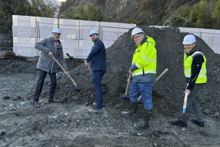 Premier coup de pelle sur le chantier de la future halle industrielle de GreenPlaces à Martigny. (Fabien Boson, à gauche, et Fabrice Bezençon, à droite).