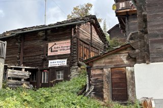 Les tableaux d'André Georges sont exposés dans une petite grange à La Sage