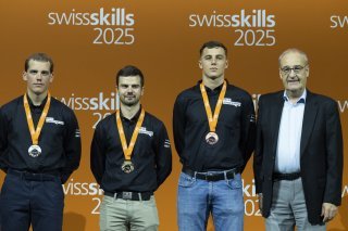 Le Valaisan Evan Monnet d'Isérables (à gauche), médaillé d'argent dans la catégorie Ferblantier, avec le conseiller fédéral Guy Parmelin