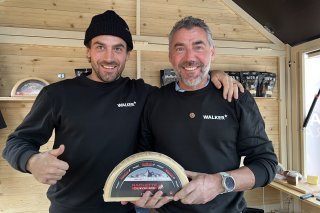 Nicolas et Alexander Walker sont visiblement fiers d'avoir remporté deux médailles Super d'or au World Cheese Awards 2025.
