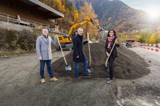 De gauche à droite : Dorian Farquet, conseiller municipal en charge des travaux publics, Emilien Roduit, président de Martigny-Combe et Anne-Laure Couchepin Vouilloz, présidente de la Ville de Martigny