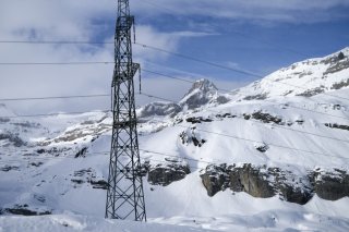 La ligne haute tension située entre Bickigen et Chippis doit passer en 380 KV (photo d'illustration de son passage à la Gemmi).