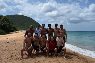 Lucas Malcotti et Alexis Bayard (en bas à gauche) avec le reste de l'équipe de Suisse lors du camp en Guadeloupe.