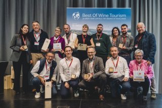 Parmi les huit lauréats suisses, trois initiatives valaisannes basées à Sion ont remporté un prix, confirmant le dynamisme du canton en matière d’œnotourisme.