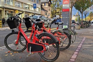 Mis en service en 2023, le réseau de vélo en libre-service regroupe près de 100 stations et 350 vélos répartis sur 13 communes du Valais central. Ici, une station Velospot à Sion