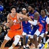 Les Clippers de Yanic Konan Niederhäuser (à gauche) ont décroché dimanche leur 4e succès d'affilée KEYSTONE/AP/William Liang