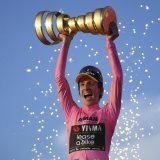 Simon Yates range son vélo moins d'un an après avoir remporté le Tour d'Italie. KEYSTONE/AP/ALESSANDRA TARANTINO