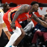 Kyshawn George (à gauche) et les Wizards ont subi la loi de Zion Williamson et des Pelicans vendredi KEYSTONE/AP/John McDonnell