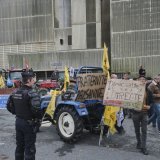 Les agriculteurs français ne relâchent pas la pression face à la signature annoncée de l'accord entre l'UE et le Mercosur. KEYSTONE/EPA/GUILLAUME PINON