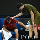 Jannik Sinner (à droite) a profité de l'abandon du Français Hugo Gaston (à gauche). KEYSTONE/EPA/JOEL CARRETT