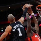 Capela (à droite) et les Rockets ont maté les Spurs de Wembanyama mardi KEYSTONE/AP/Ashley Landis