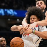 Les Trail Blazers ont tout tenté pour stopper Kyshawn George (au premier plan) mardi, en vain KEYSTONE/AP/John McDonnell