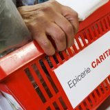 Les magasins Caritas ont vendu l'année dernière plus de marchandises que jamais auparavant. Cela montre que les conditions de vie des personnes touchées par la pauvreté continuent de se détériorer, note l'oeuvre d'entraide (archives). KEYSTONE/SALVATORE DI NOLFI