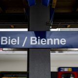 La ville de Bienne va édicter de nouvelles directives internes sur les questions problématiques. Elle espère ainsi rétablir la confiance au sein des pompiers biennois (image d'illustration). Keystone/JEAN-CHRISTOPHE BOTT