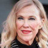Le grand public se souvient notamment du rôle de Catherine O'Hara dans "Maman, j'ai raté l'avion". On la voit ici l'an dernier, jeune septuagénaire. KEYSTONE/EPA/ALLISON DINNER