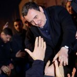 Le Premier ministre par intérim du Kosovo et leader du parti Vetevendosje (LVV), Albin Kurti (au centre), salue ses partisans à Pristina, au Kosovo. KEYSTONE/EPA/GEORGI LICOVSKI