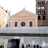 Une récente restauration de la basilique San Lorenzo in Lucina, à Rome, dont on voit ici l'extérieur, a modifié le visage un ange du Ve siècle. Il ressemblerait désormais à la première ministre Giorgia Meloni, suscitant la polémique. KEYSTONE/EPA/FABIO CIMAGLIA