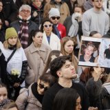 Environ un millier de personnes ont pris part samedi à la marche en hommage aux victimes de Crans-Montana. KEYSTONE/VALENTIN FLAURAUD