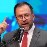 Le chef de la diplomatie vénézuélienne Yvan Gil (ci-contre) a accueilli la chargée de mission américaine, tous deux s'entretenant peu après l'arrivée de Laura Dogu à Caracas (Archives).. KEYSTONE/AP/Matias Delacroix