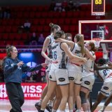 La joie des joueuses d'Elfic, qui ont offert à leur club la 10e SBL Cup de son histoire KEYSTONE/MARTIAL TREZZINI