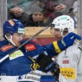 Rico Gredig (à gauche) et Davos ont pris le meilleur sur Patrik Nemeth et Fribourg-Gottéron. KEYSTONE/JUERGEN STAIGER