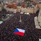 Les organisateurs estziment entre 80'000 et 90'000 le nombre de manifestants qui ont apporté leur soutien au président Petr Pavel. KEYSTONE/EPA/MARTIN DIVISEK