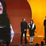 Finnea (à g.) et Billie Eilish ont reçu la distinction de "chanson de l'année" pour le titre "Wildflower". KEYSTONE/AP/Chris Pizzello