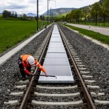 L'installation de la première centrale solaire amovible au monde est opérationnelle depuis le 24 avril 2025 (archives). KEYSTONE/JEAN-CHRISTOPHE BOTT