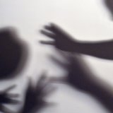 Une étude de l'Université de Zurich montre pour la première fois comment l'agressivité physique envers les parents évolue chez les jeunes (image symbolique). KEYSTONE/DPA/MAURIZIO GAMBARINI