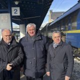 Le ministre ukrainien des affaires étrangères Andrij Sybiha (au centre) a accueilli Ignazio Cassis (à droite) et le secrétaire général de l'OSCE Feridun Sinirlioğlu (à gauche) à Kiev. KEYSTONE/EDA/NICOLAS BIDEAU