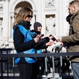 Les touristes ont commencé lundi à payer l'entrée pour visiter la fontaine de Trevi à Rome. KEYSTONE/AP/Roberto Monaldo
