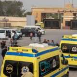 Les patients ont traversé la frontière à bord de trois ambulances. KEYSTONE/AP/Mohammed Arafat